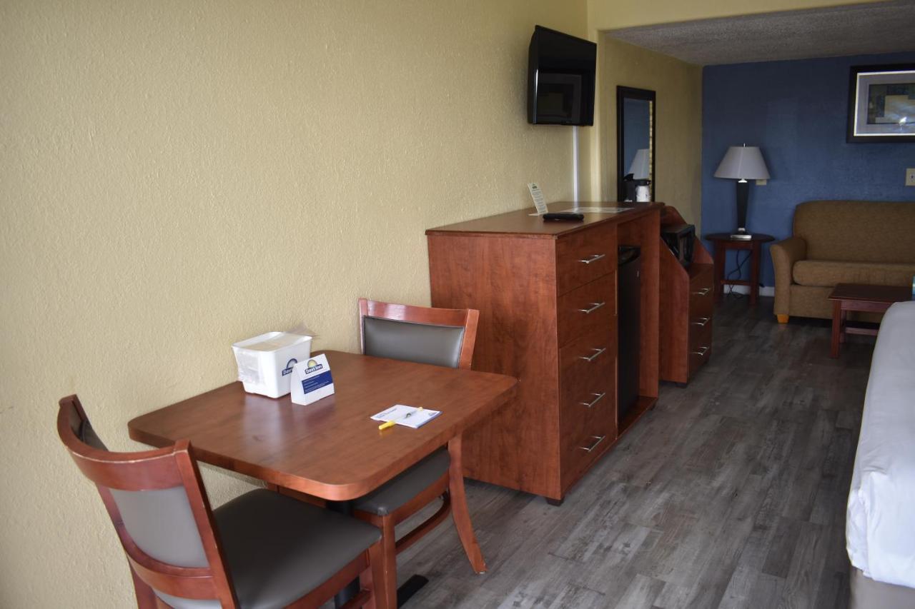 Days Inn By Wyndham Wildwood I-75 Exterior photo