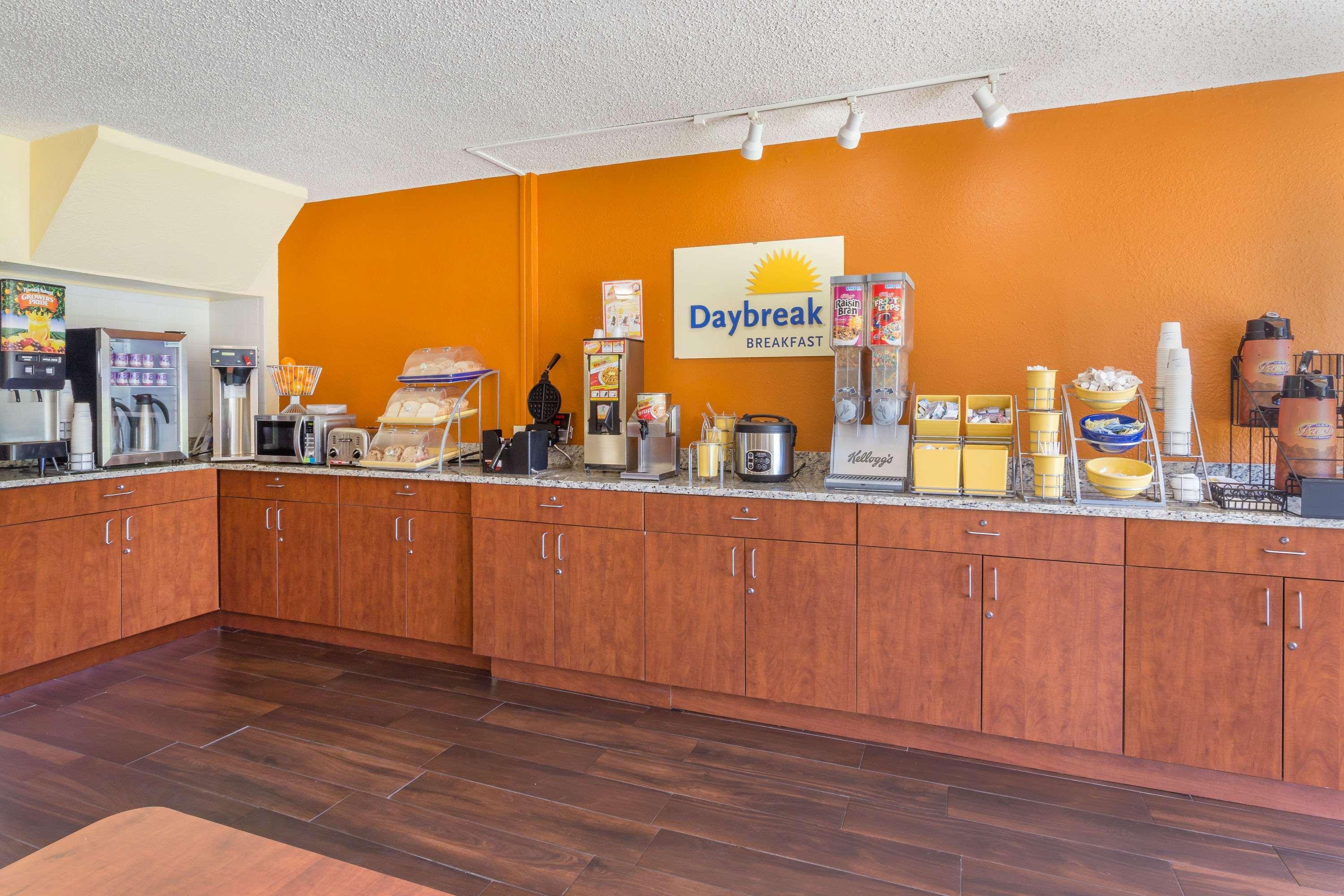 Days Inn By Wyndham Wildwood I-75 Exterior photo